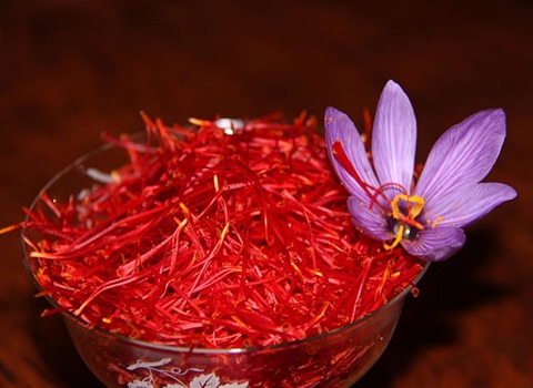 زعفران درجه یک با رنگ درخشان و عطر بسیار قوی