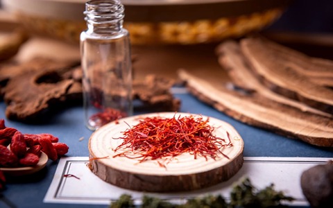 زعفران نگین صادراتی با رنگ‌دهی ۲۶۰ واحدی و کیفیت ممتاز 4