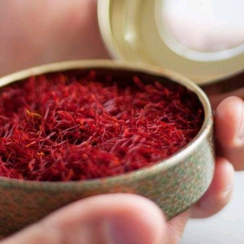 زعفران نیم مثقالی با برداشت دستی از مزارع خراسان 5