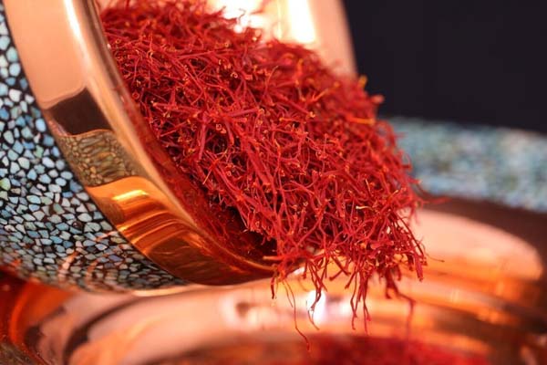 زعفران نیم مثقالی با برداشت دستی از مزارع خراسان 4