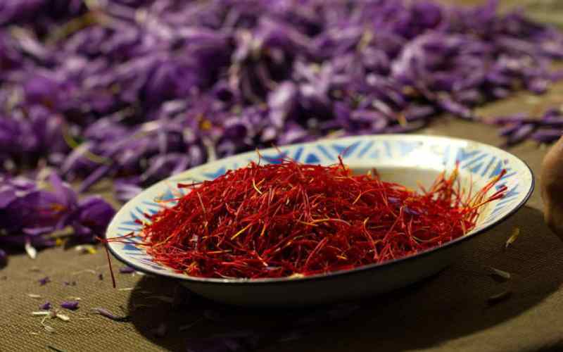 زعفران پودر شده در بسته‌ بندی وکیوم 4