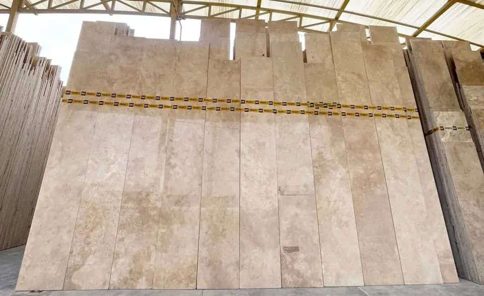 سنگ تراورتن لوشان موج دار ۴۰ طولی تم رنگی عسلی روشن