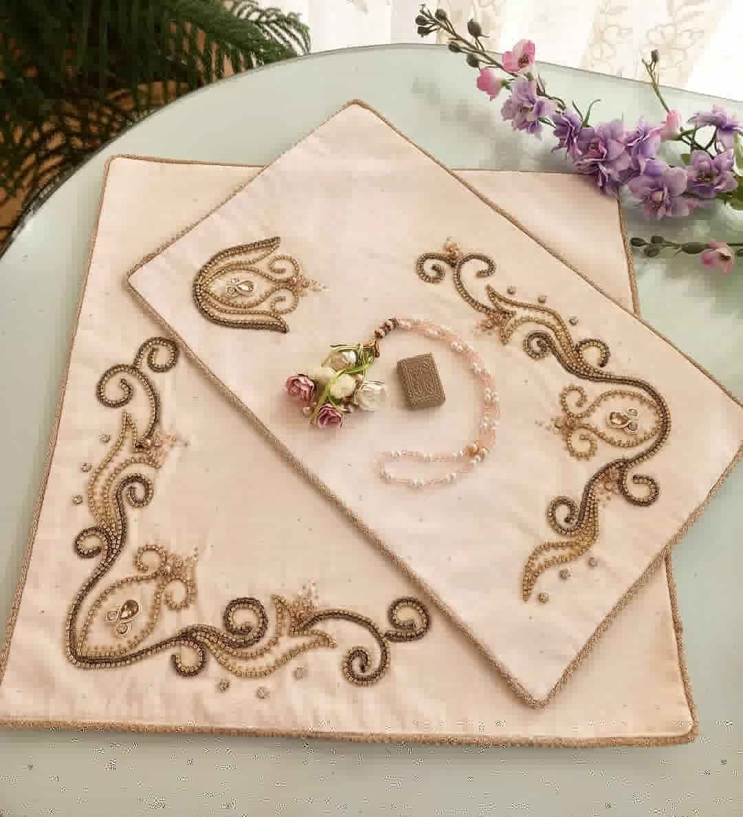 سجاده گلدوزی با دست الگوی گل دار و بر جسته