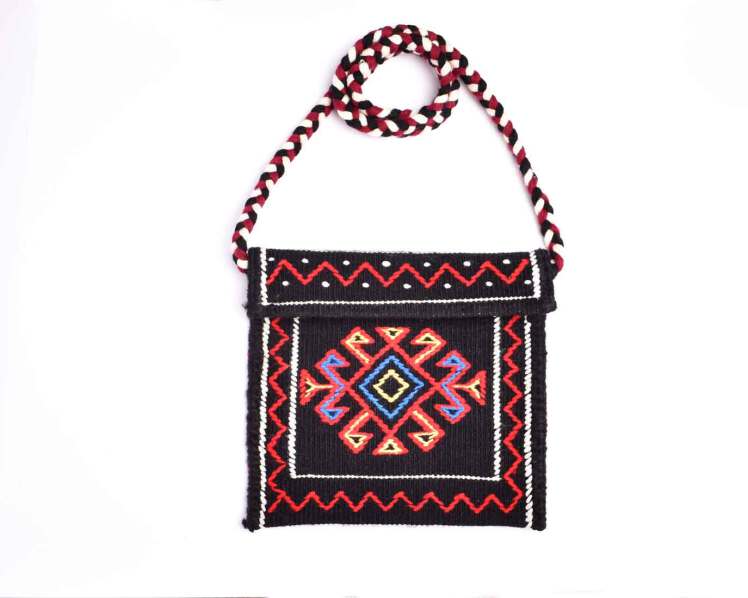 کیف گلیمی زنانه با طراحی الهام گرفته از هویت بومی و فرم کاربردی 5