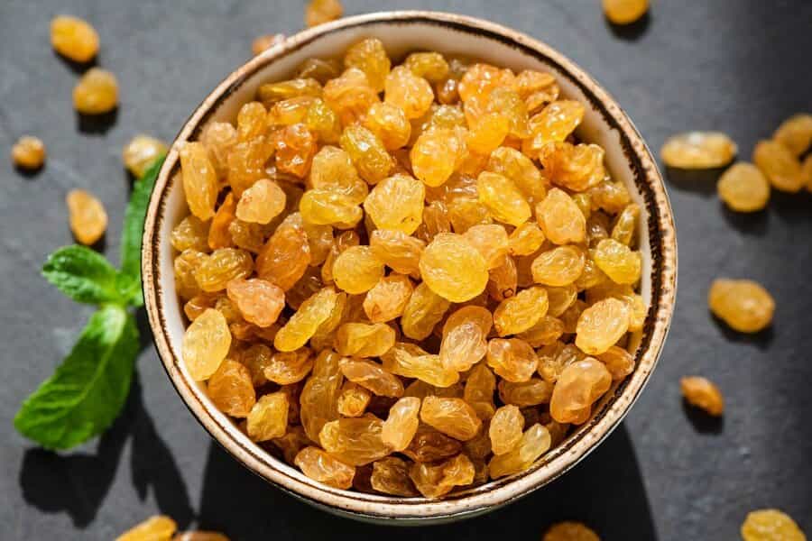 کشمش طلایی کاشمر با رنگ طبیعی و طعم دلپذیر