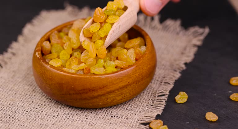 کشمش پلویی صراف با شیرینی طبیعی و دلپذیر