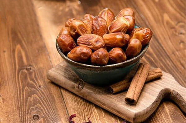 خرما زاهدی درشت مرغوب با بافت سفت و طعم دلپذیر