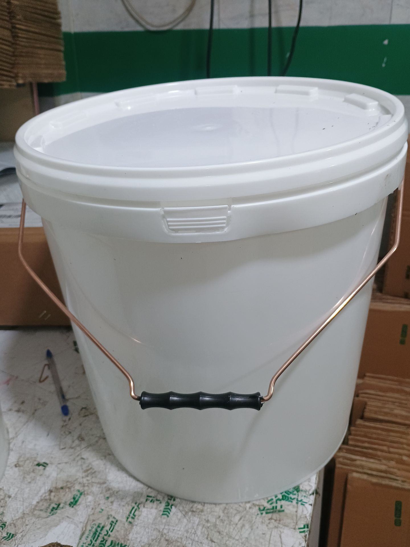 خرید سطل گرد پلاستیکی ۱۴ لیتری لبه دار با تخفیف 3