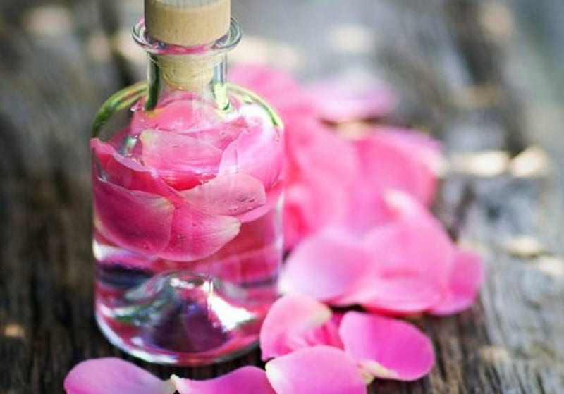 گلاب ناب محمدی تهیه شده از گل تازه