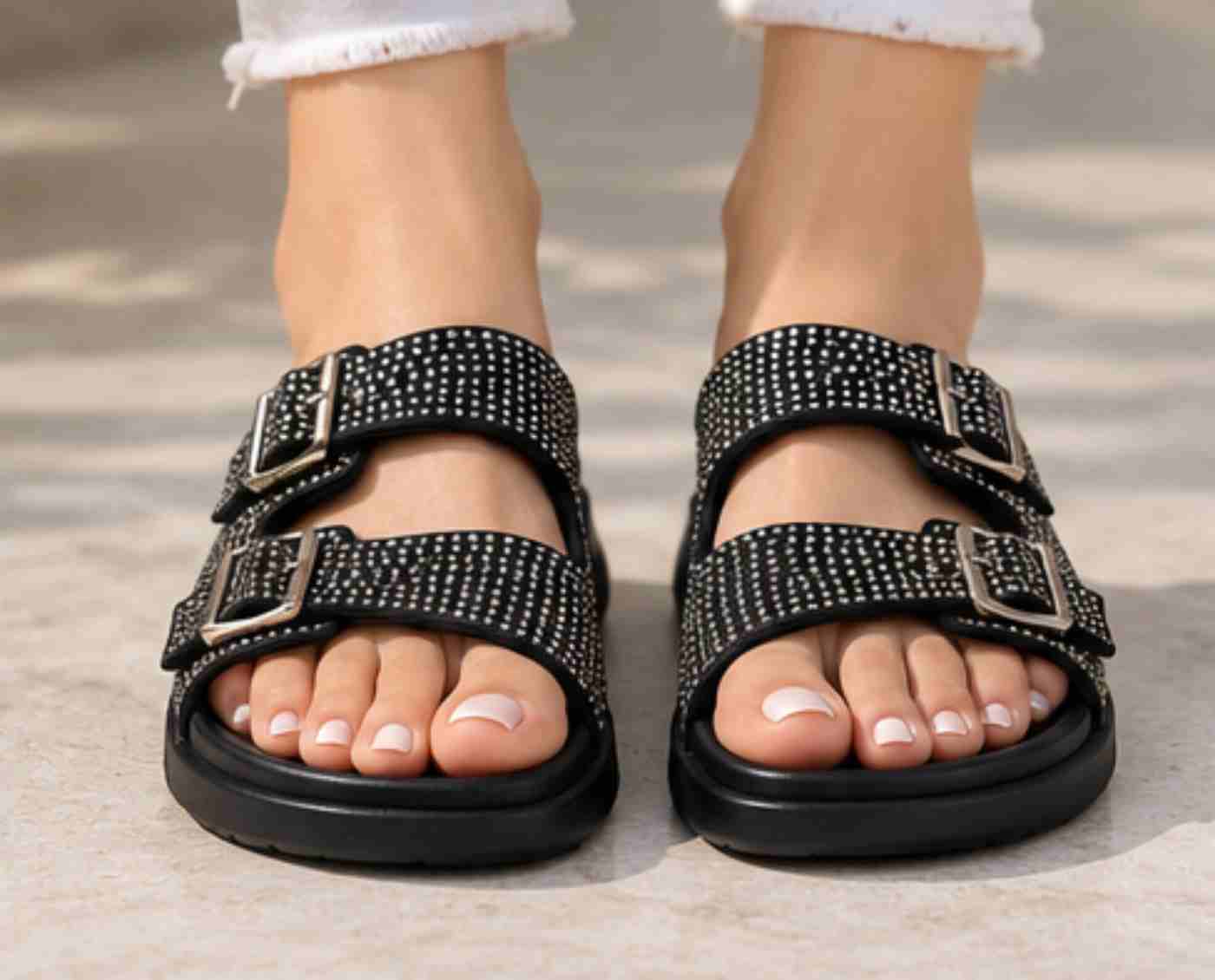 صندل زنانه نگین‌دار لوکس با رویه سوییت؛ مدل چشمگیر و جذاب برای بازار عمده 3